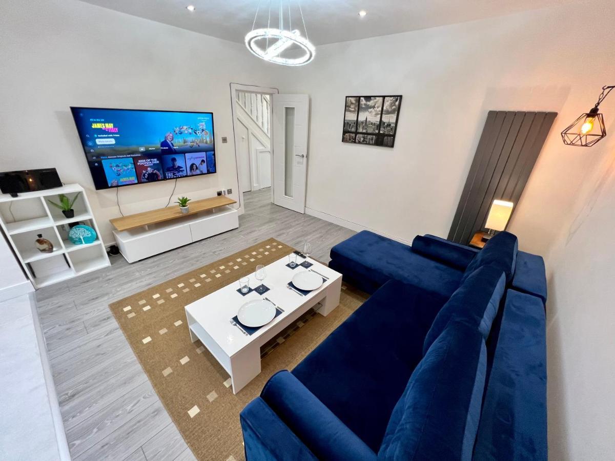 Wembley Stadium 5 Star Brand New Luxury Sleeps 14 With Parking Holiday home *