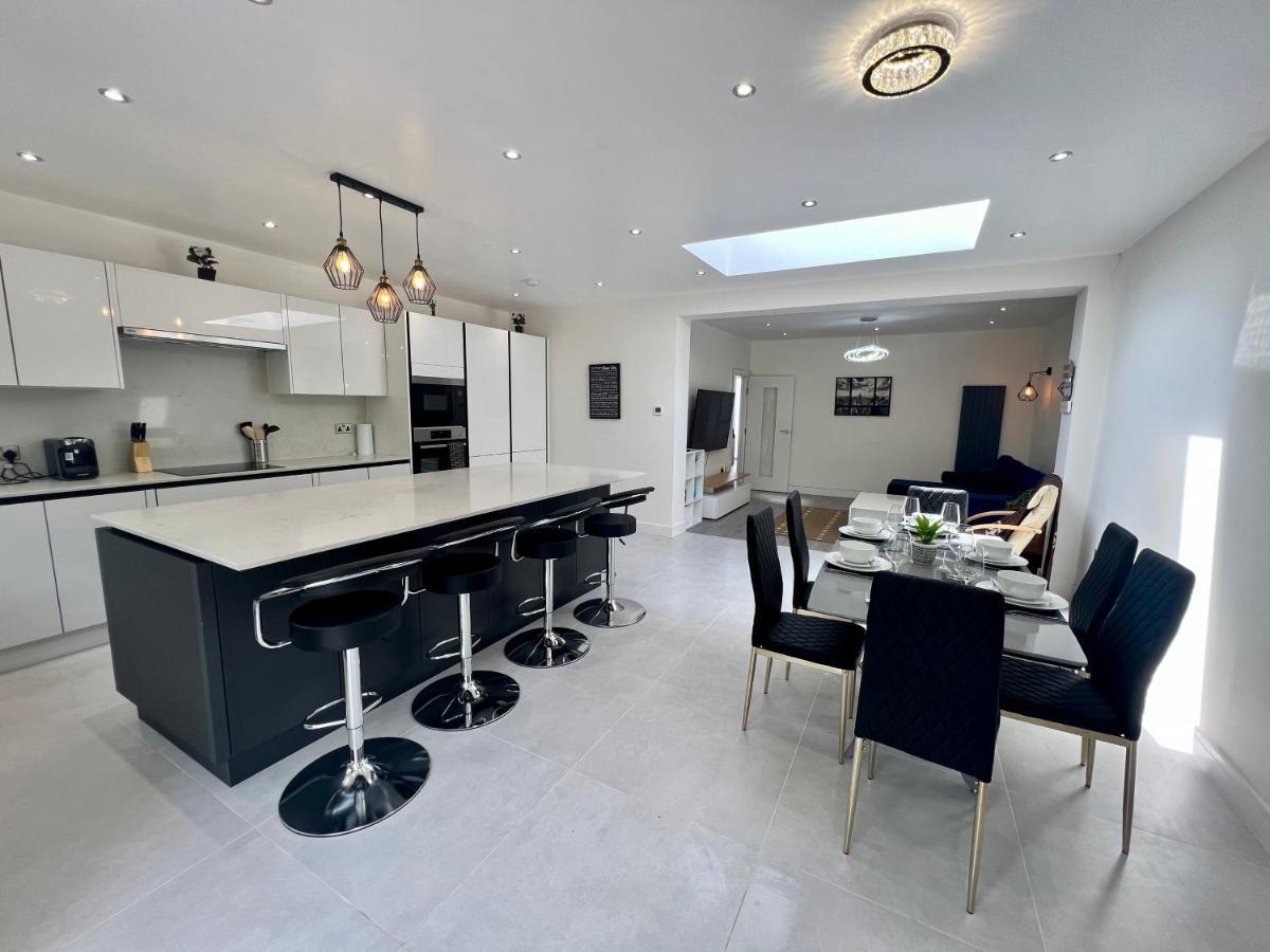 Wembley Stadium 5 Star Brand New Luxury Sleeps 14 With Parking