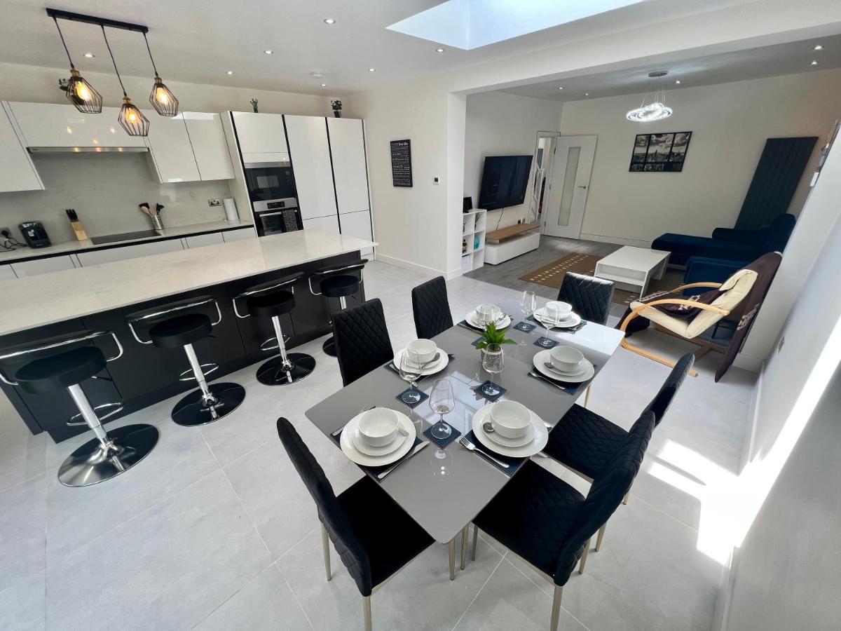 Holiday home Wembley Stadium 5 Star Brand New Luxury Sleeps 14 With Parking *