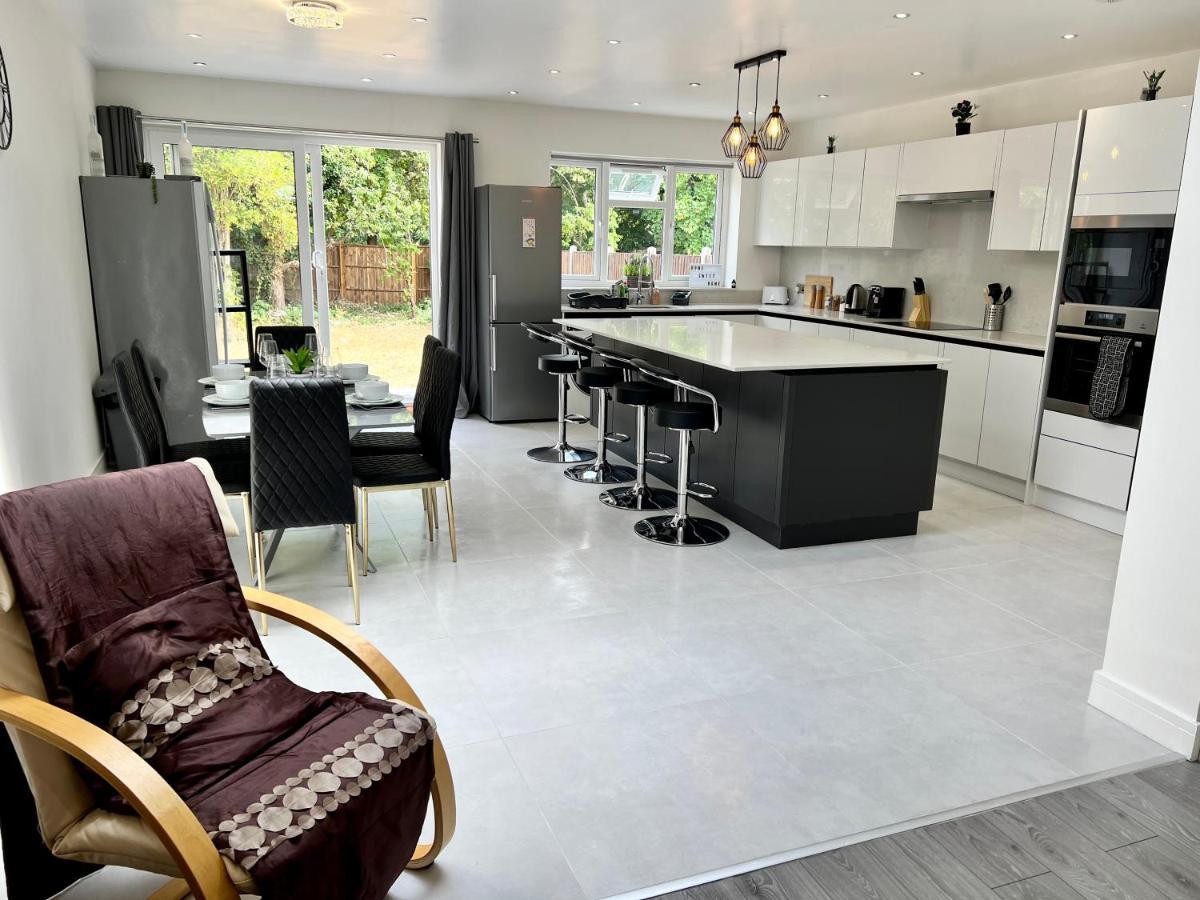 Wembley Stadium 5 Star Brand New Luxury Sleeps 14 With Parking