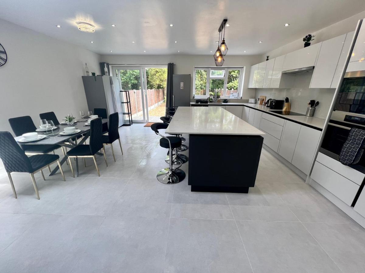 Wembley Stadium 5 Star Brand New Luxury Sleeps 14 With Parking