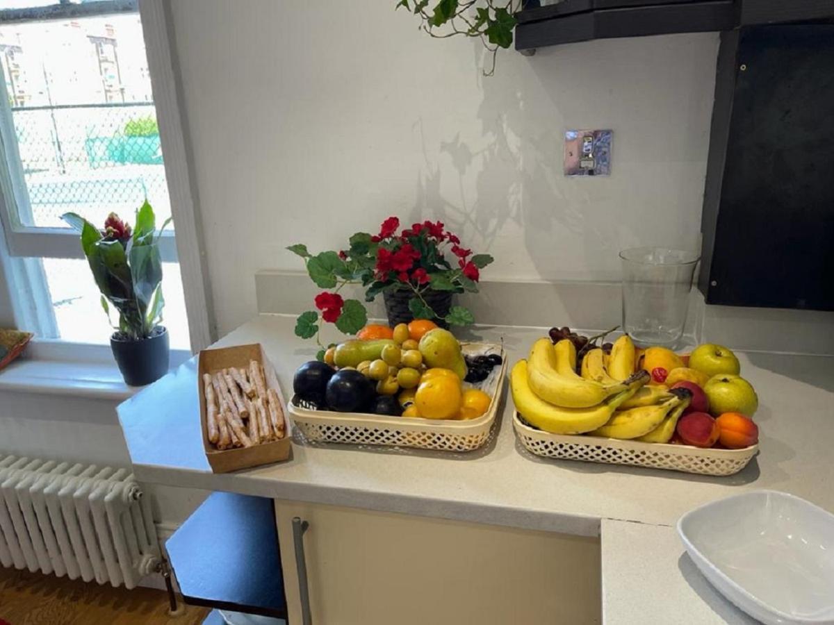 Hyde Park Mansion: Spacious 3-bedroom Balcony Retreat