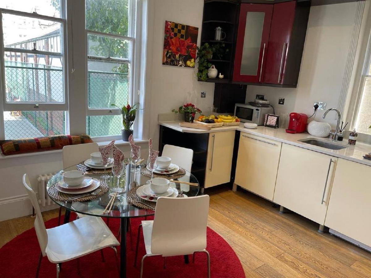 Hyde Park Mansion: Spacious 3-bedroom Balcony Retreat * London