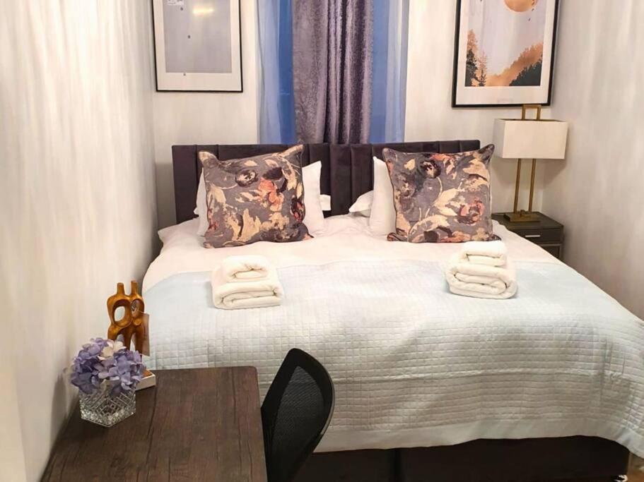 Fw Haute Apartments: Pet-friendly Duplex With Free Parking *
