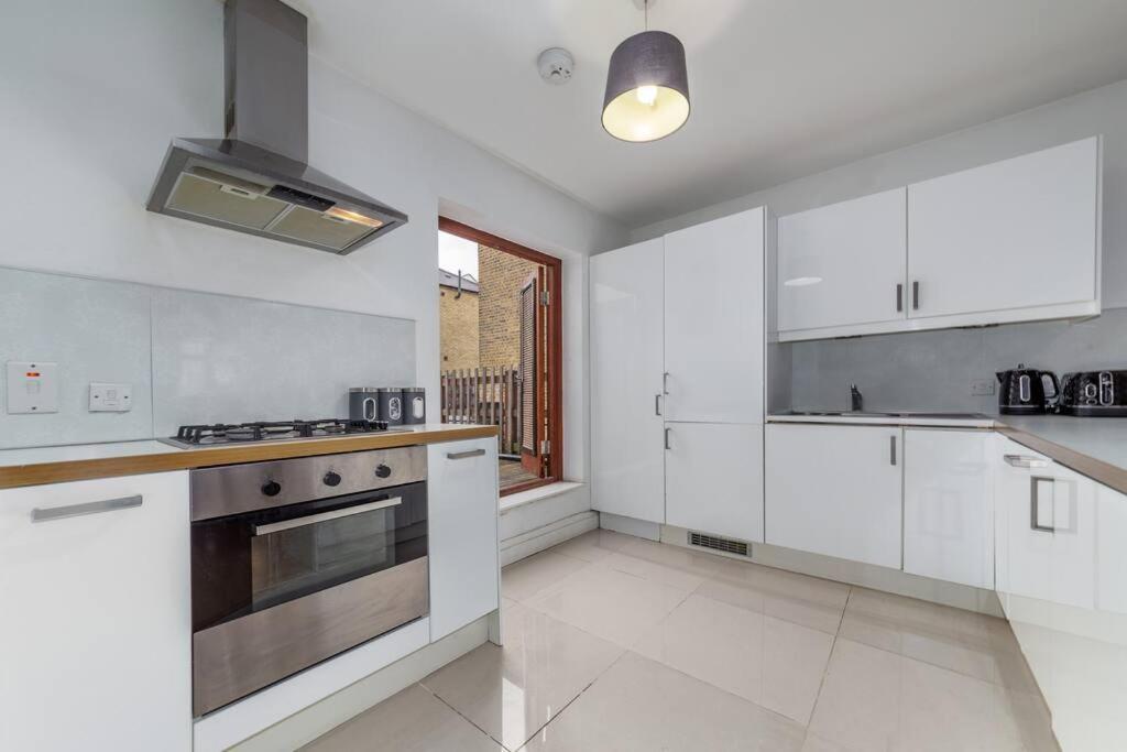 Lovely 2 Bed With With Private Patio Eye Apartment London