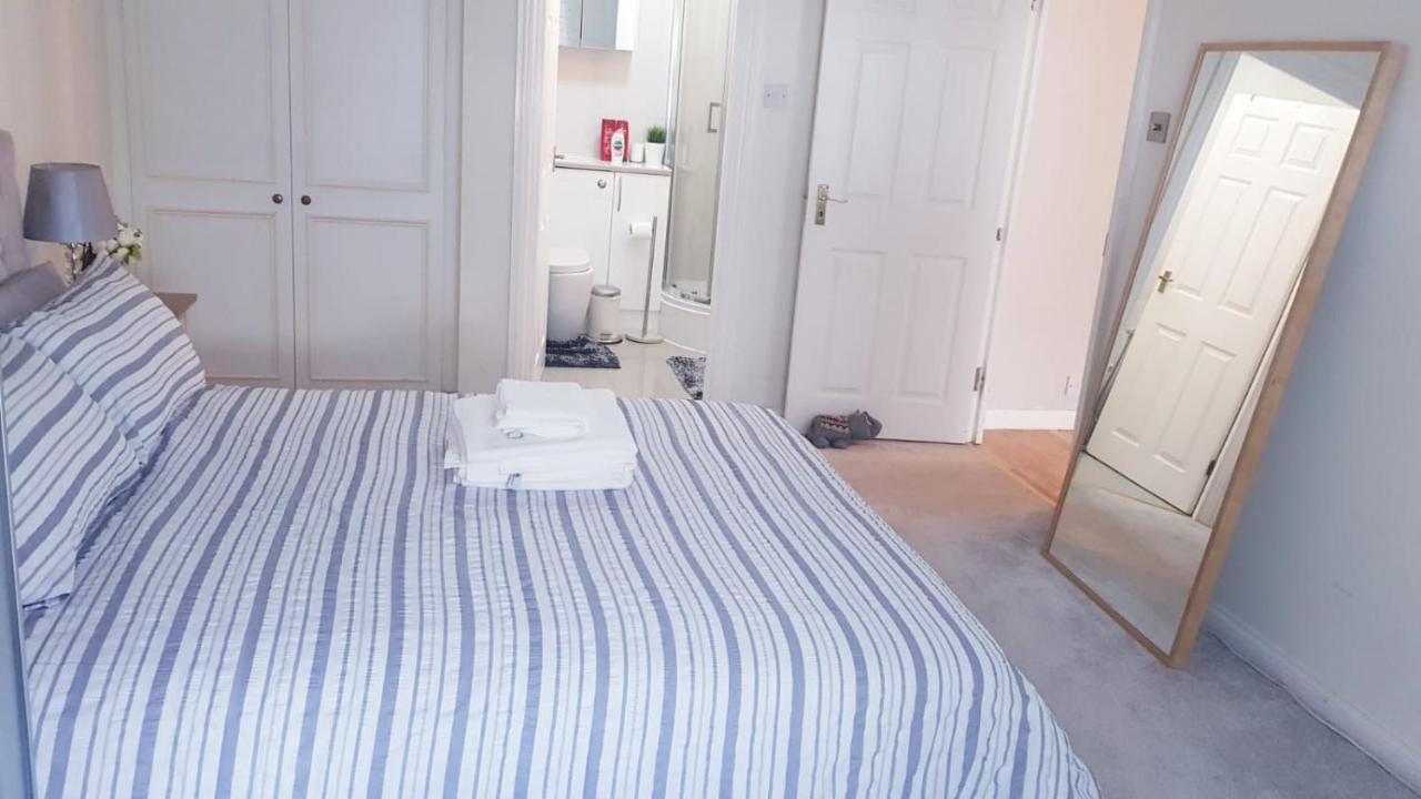 Lovely 2 Bedroom Flat In The Heart Of Water Wimbledon * London