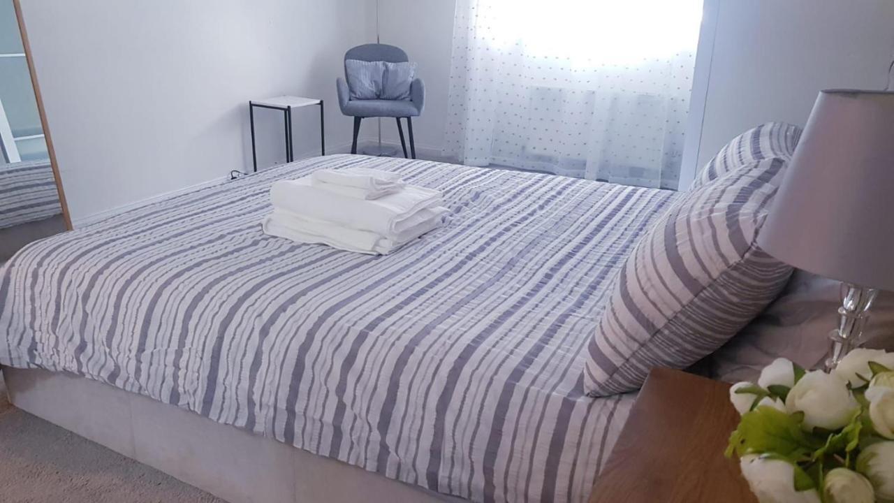 Lovely 2 Bedroom Flat In The Heart Of Water Wimbledon Apartment