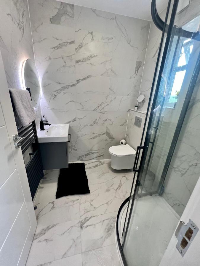 Wembley Stadium 5 Star Brand New Luxury Sleeps 14 With Parking Holiday home London