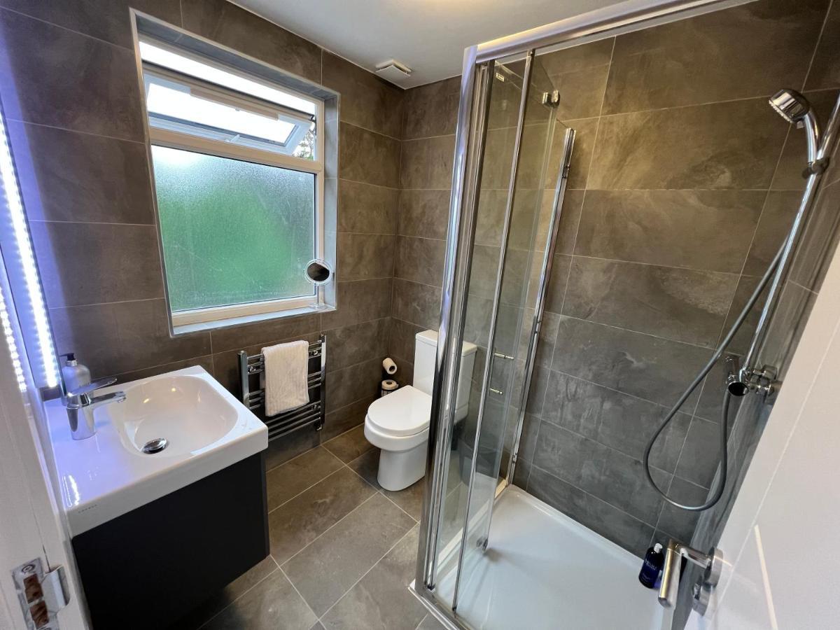 Wembley Stadium 5 Star Brand New Luxury Sleeps 14 With Parking Holiday home *