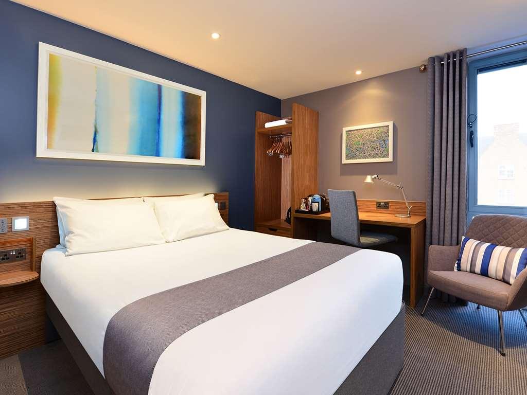Travelodge Airport Hotel London