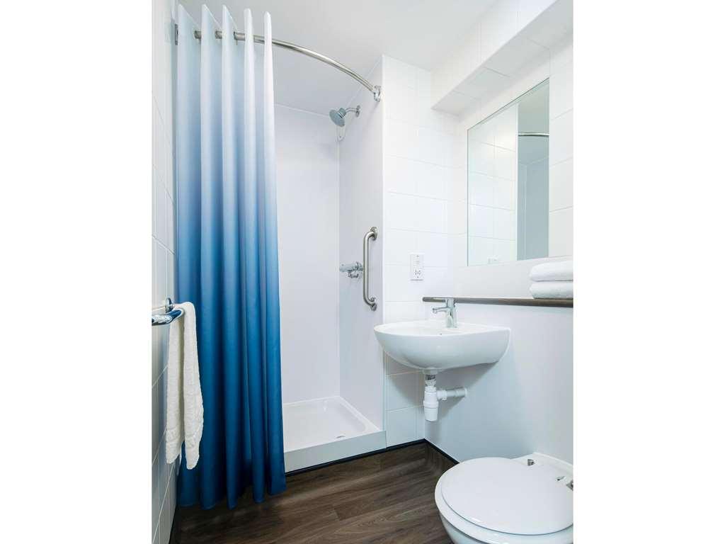 Travelodge Airport 3*