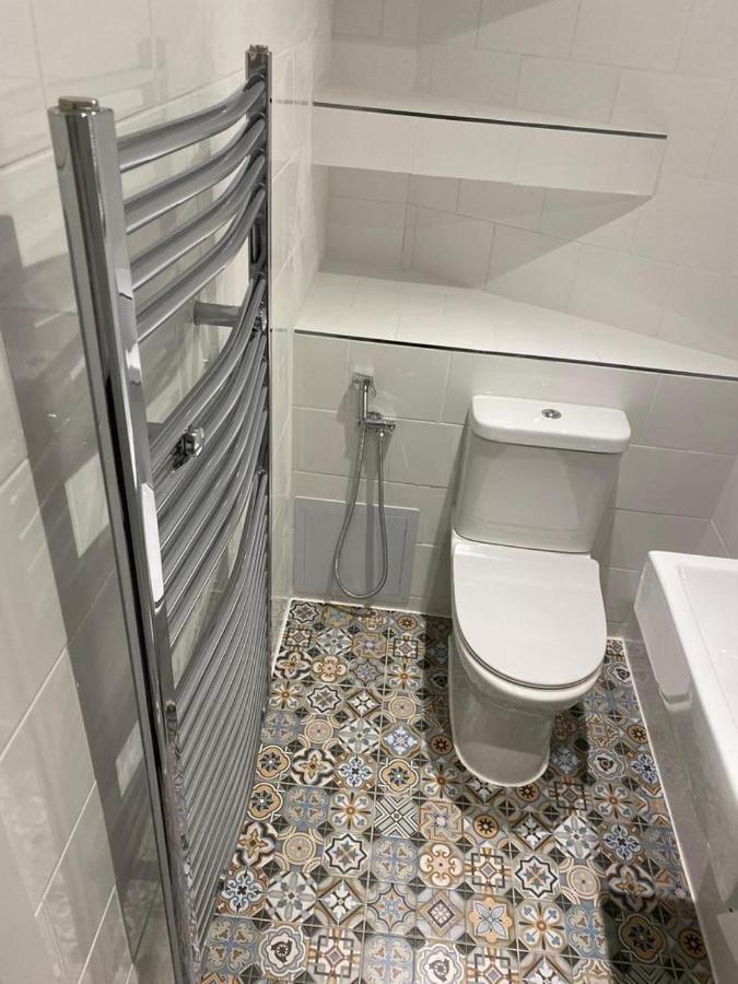 Newly Refurbished Flat In Camberwell, *