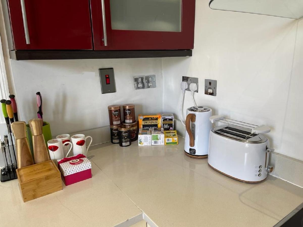 Hyde Park Mansion: Spacious 3-bedroom Balcony Retreat Apartment
