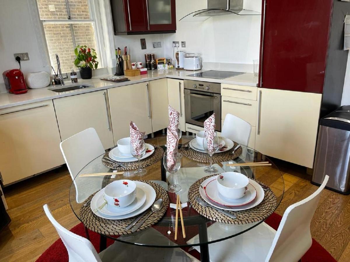 Hyde Park Mansion: Spacious 3-bedroom Balcony Retreat *