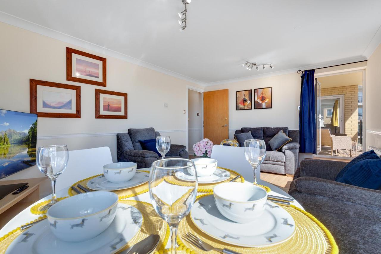 Flourish - Constant Court - Canary Wharf Apartment