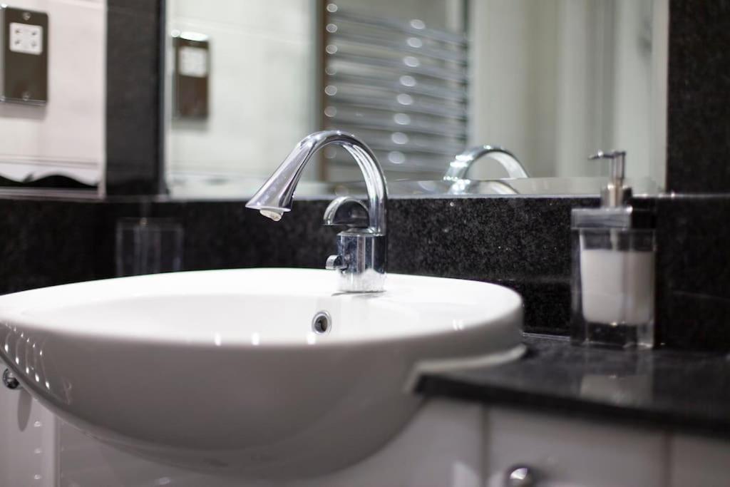 Thames View Apartment, Imperial Wharf Apartment