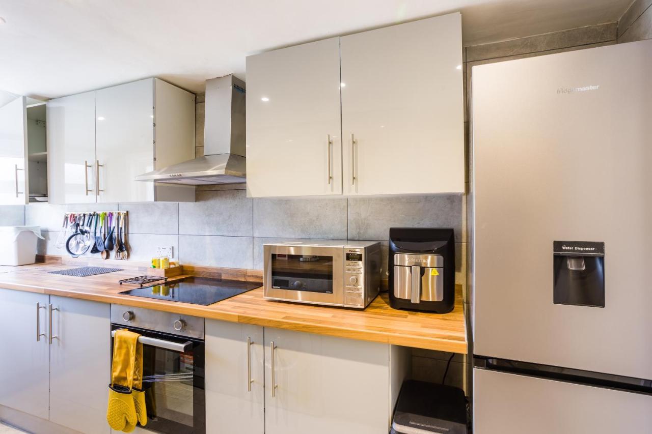 Holiday home 4 Bedroom House With Garden, Parking & 3 Mins Walking Distance From Train Station London