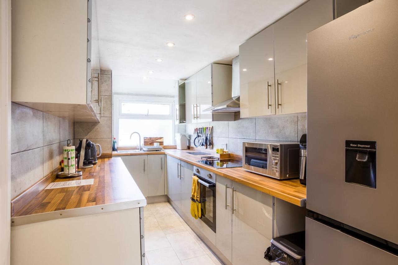 Holiday home 4 Bedroom House With Garden, Parking & 3 Mins Walking Distance From Train Station *