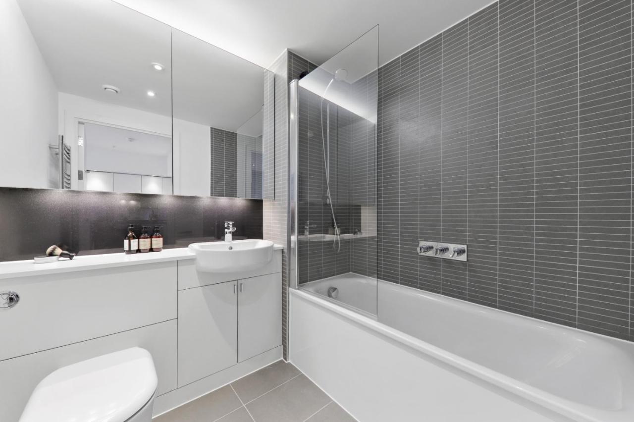 Apartment Ellie N Conys 3 Bedroom With 2 Bathrooms, An Ensuite, Kitchen And Balcony In Stratford Westfield *
