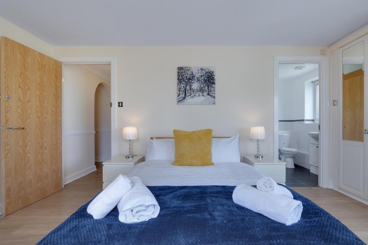Flourish - Constant Court - Canary Wharf Apartment London
