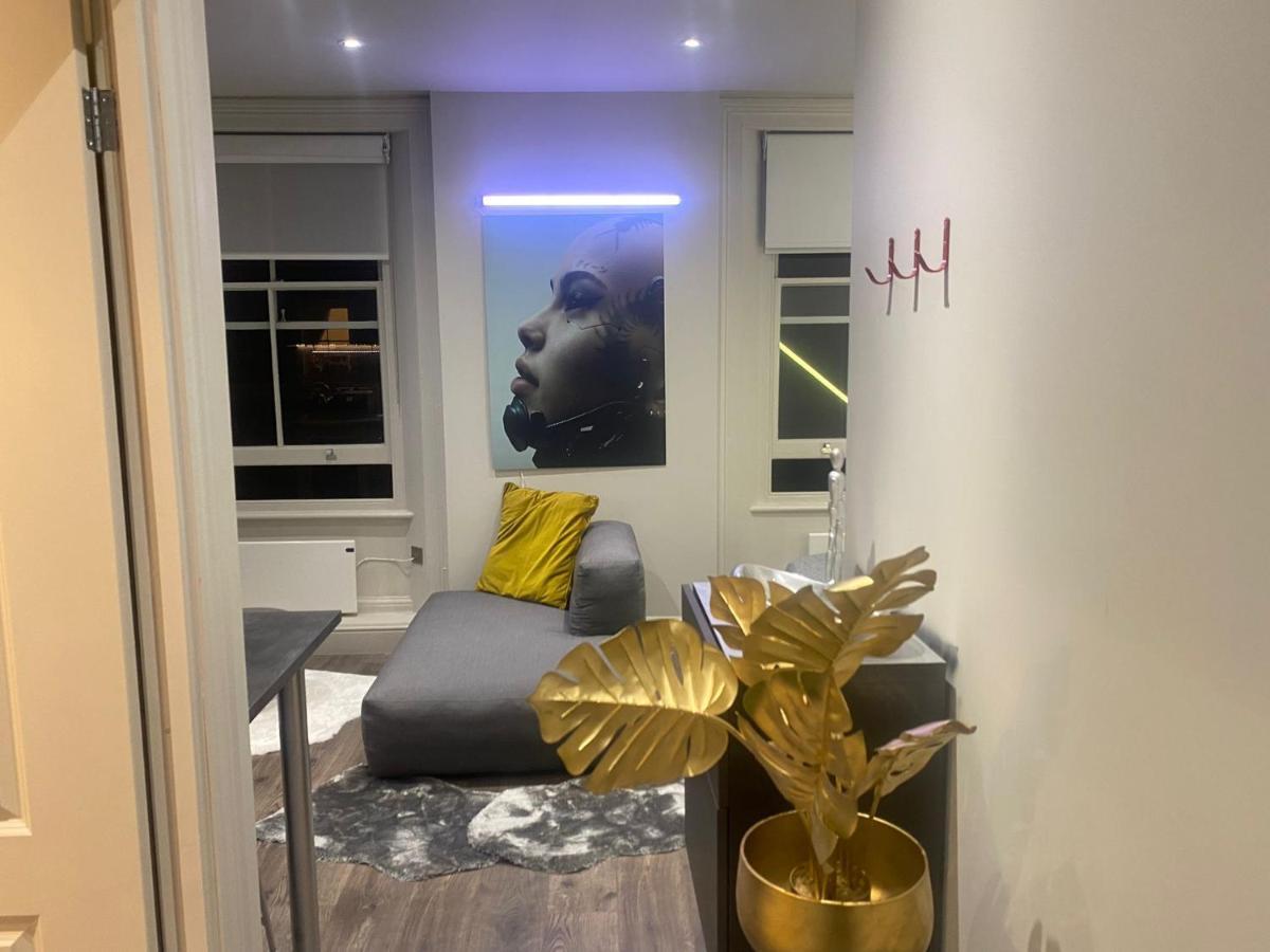 Apartamento New Luxury Cyberpunk 1bed Studio Serviced Notting Hill Free Wifi & Netflix Location Perfect For Solo & Coupled Guests Londres