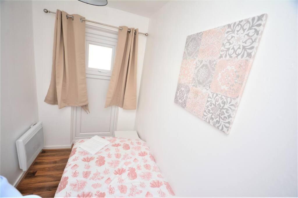 Zone 2 Two Bedroom * London