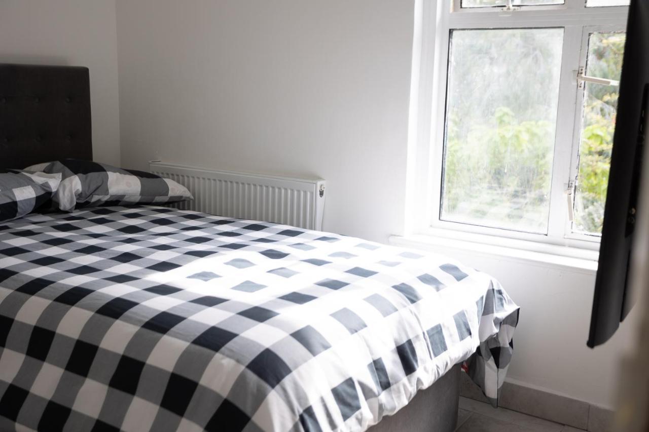 4 Bedroom House With Garden, Parking & 3 Mins Walking Distance From Train Station Holiday home *
