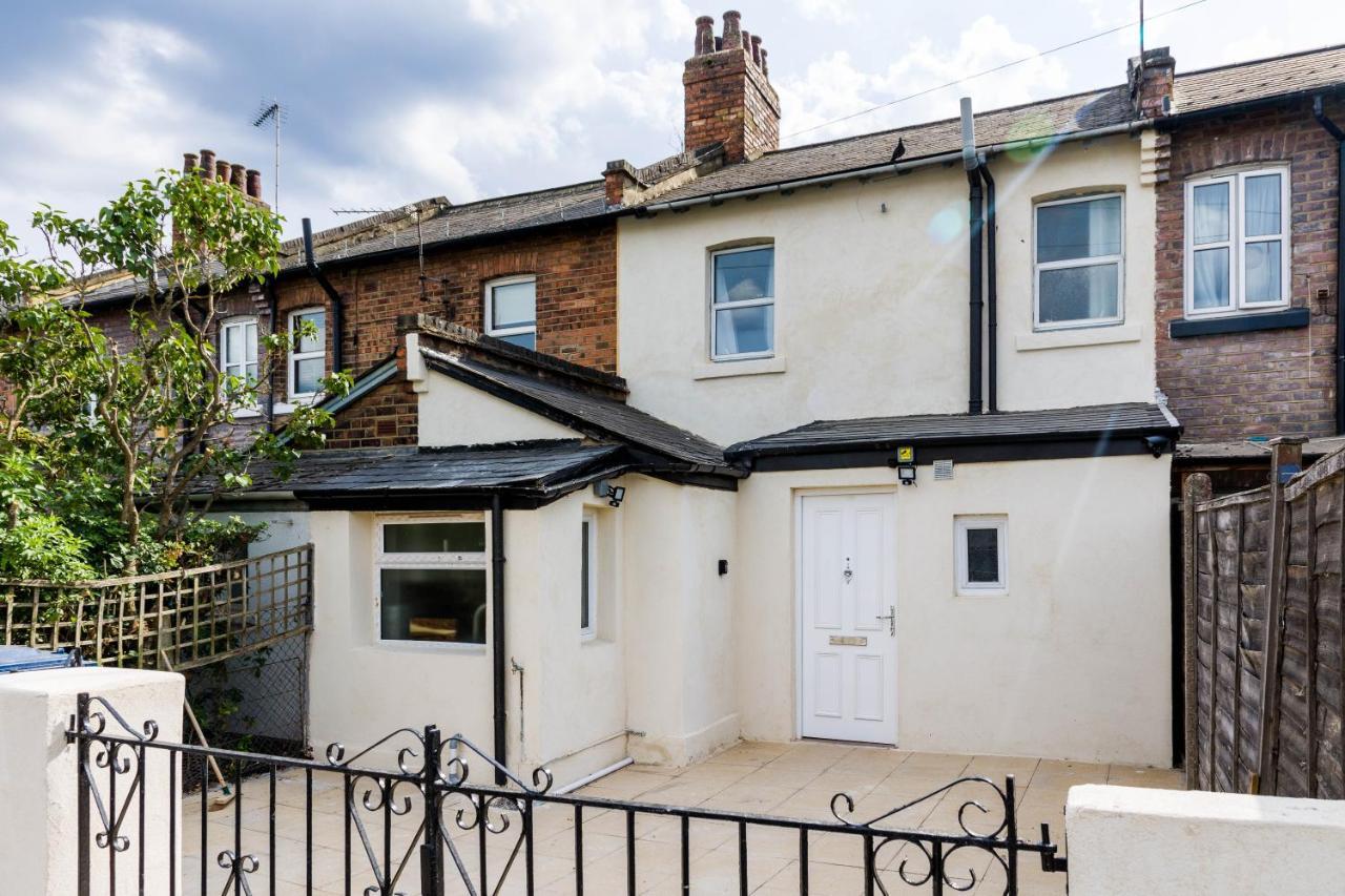 Holiday home 4 Bedroom House With Garden, Parking & 3 Mins Walking Distance From Train Station London