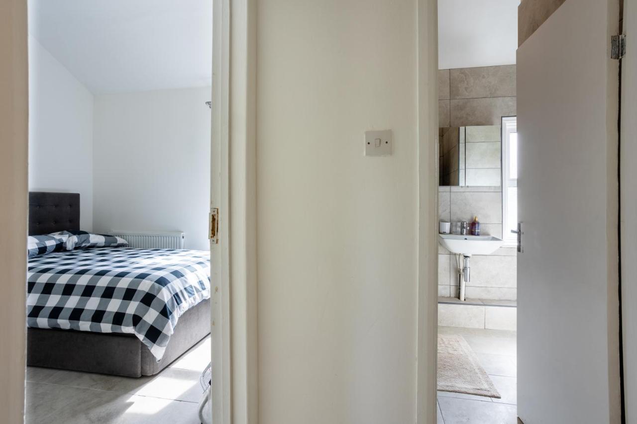 4 Bedroom House With Garden, Parking & 3 Mins Walking Distance From Train Station Holiday home London