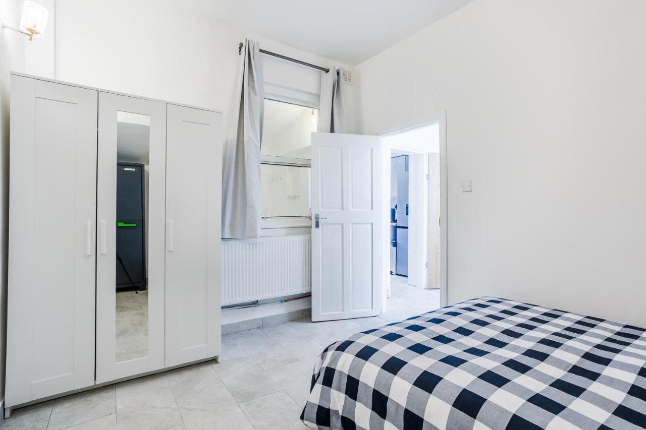 4 Bedroom House With Garden, Parking & 3 Mins Walking Distance From Train Station * London