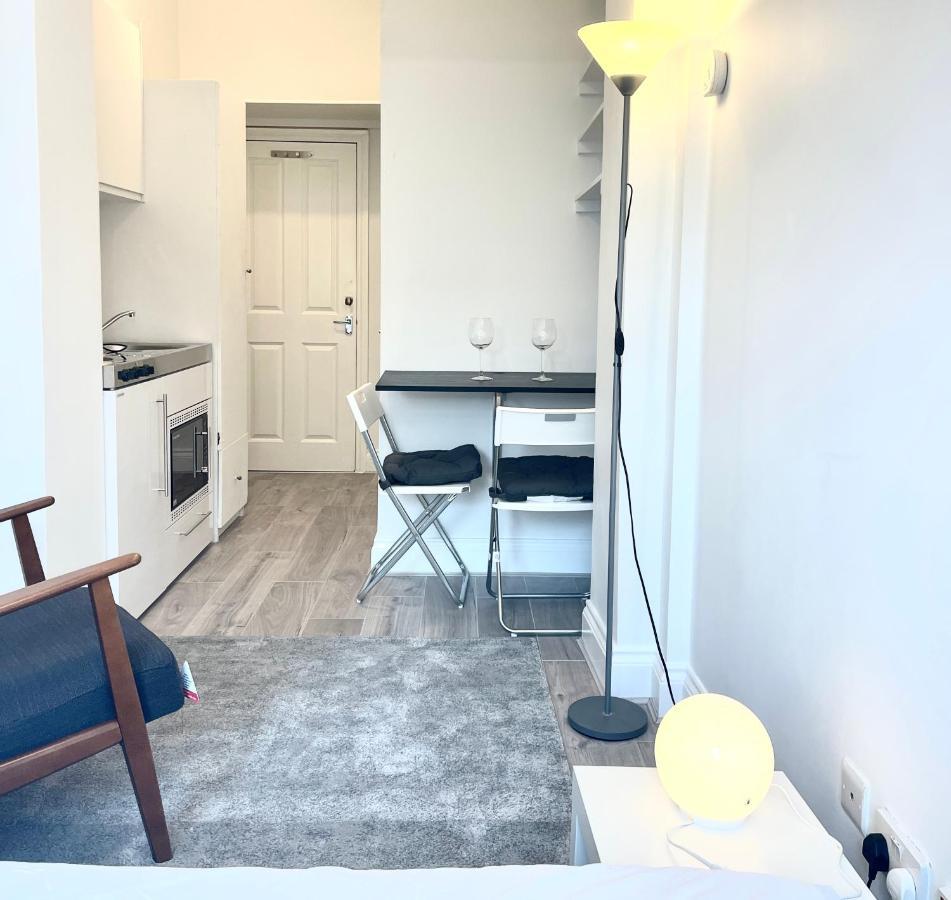 Very Close To Line Underground Shepherds Bush And Westfield Newly Refurbished London