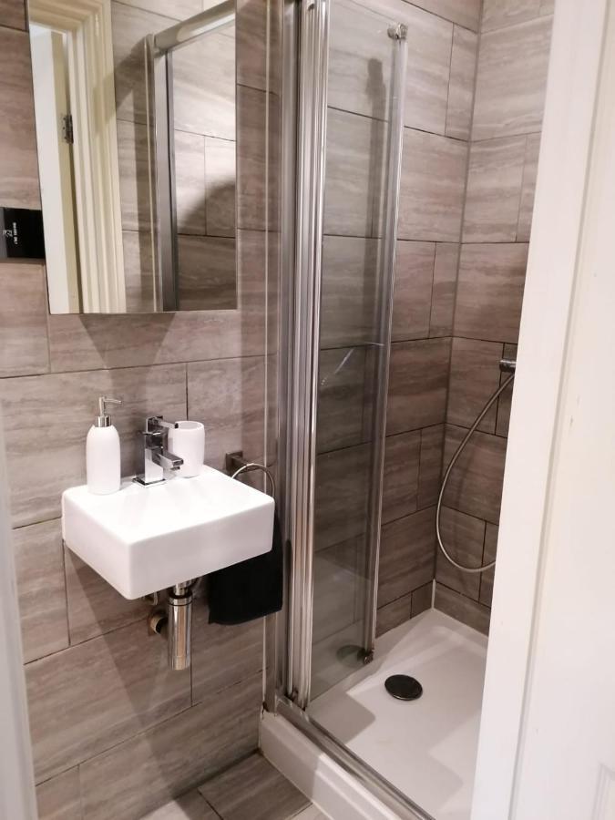 6 Bed House 3 Bathrooms Good Transport Links To London, Free Parking Londres