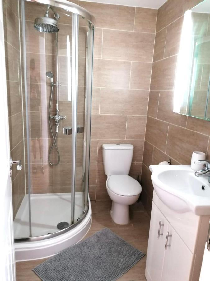 6 Bed House 3 Bathrooms Good Transport Links To London, Free Parking Londres