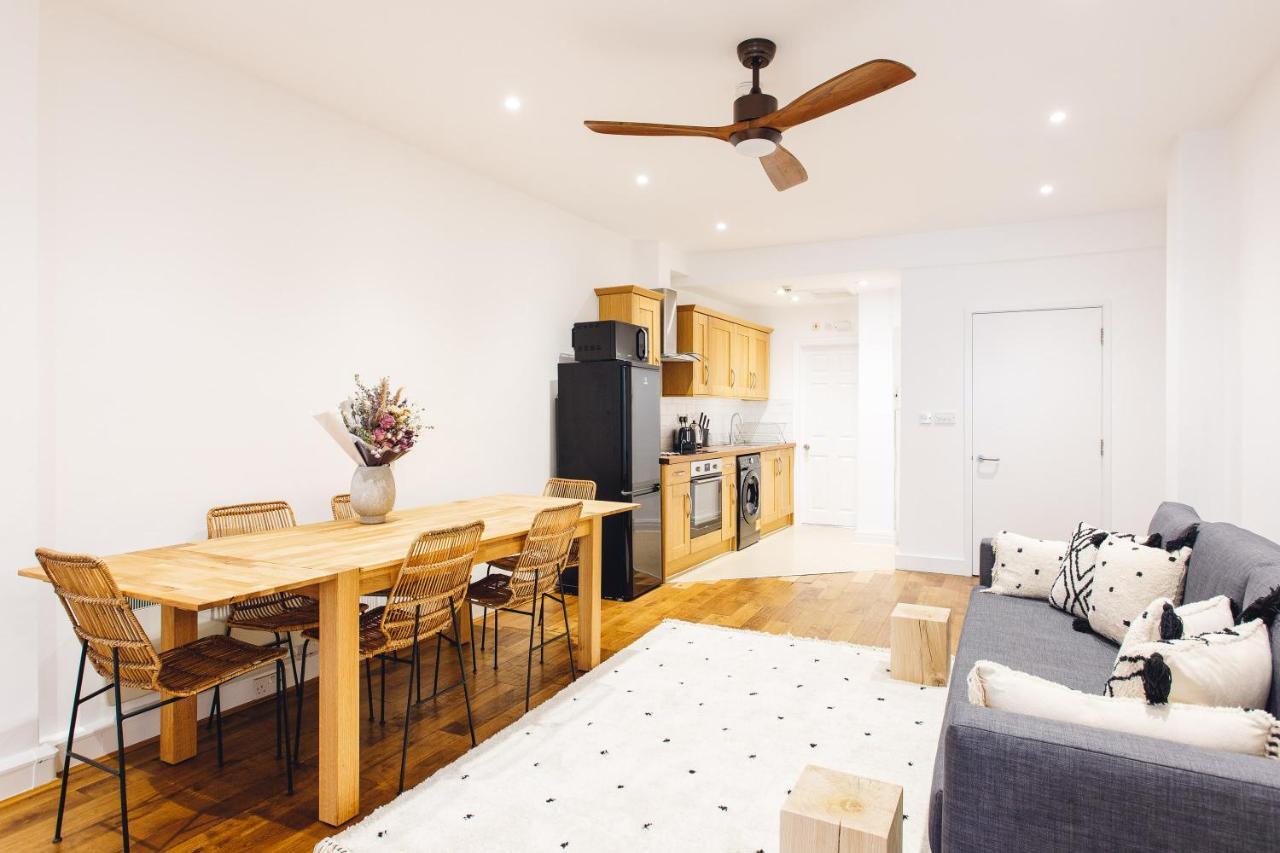 2 Bedroom Right On Trafalgar Square Londres