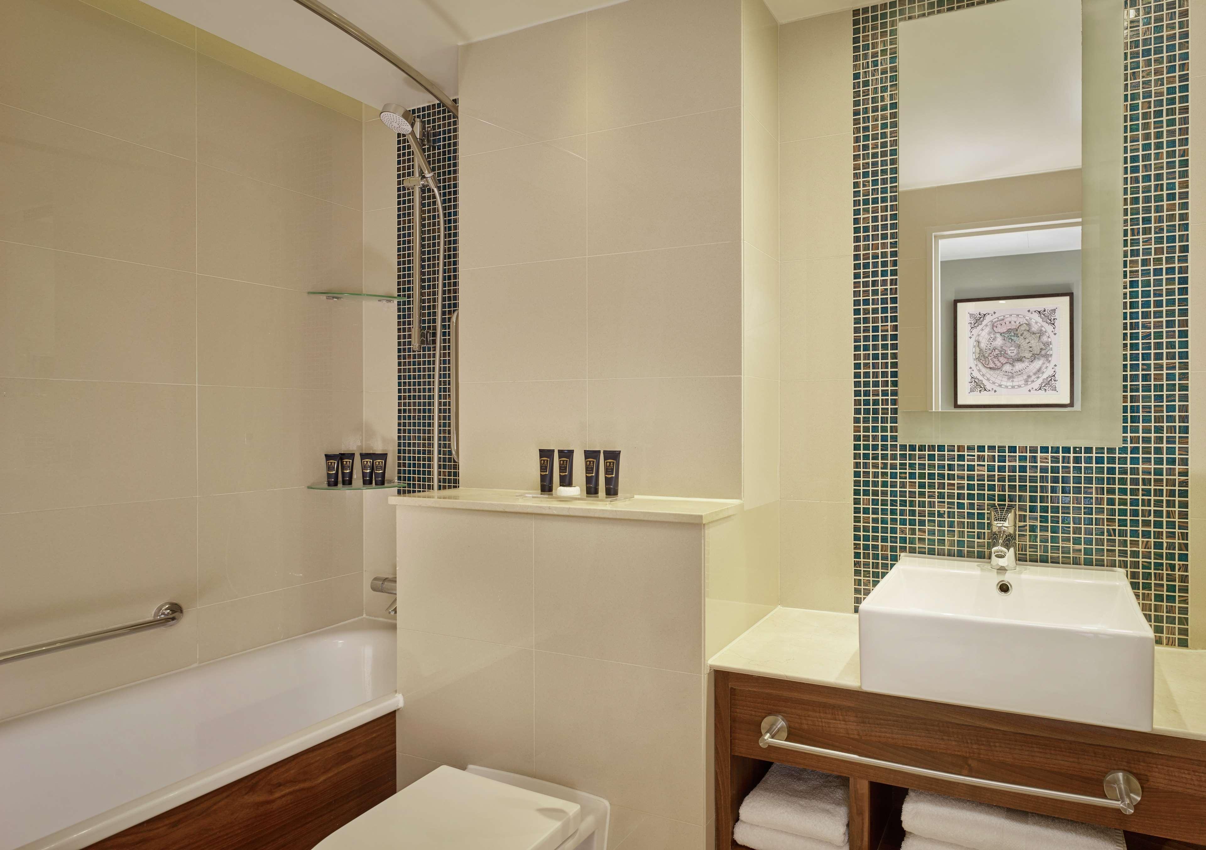 100 Queens Gate Hotel, Curio Collection By Hilton 5*