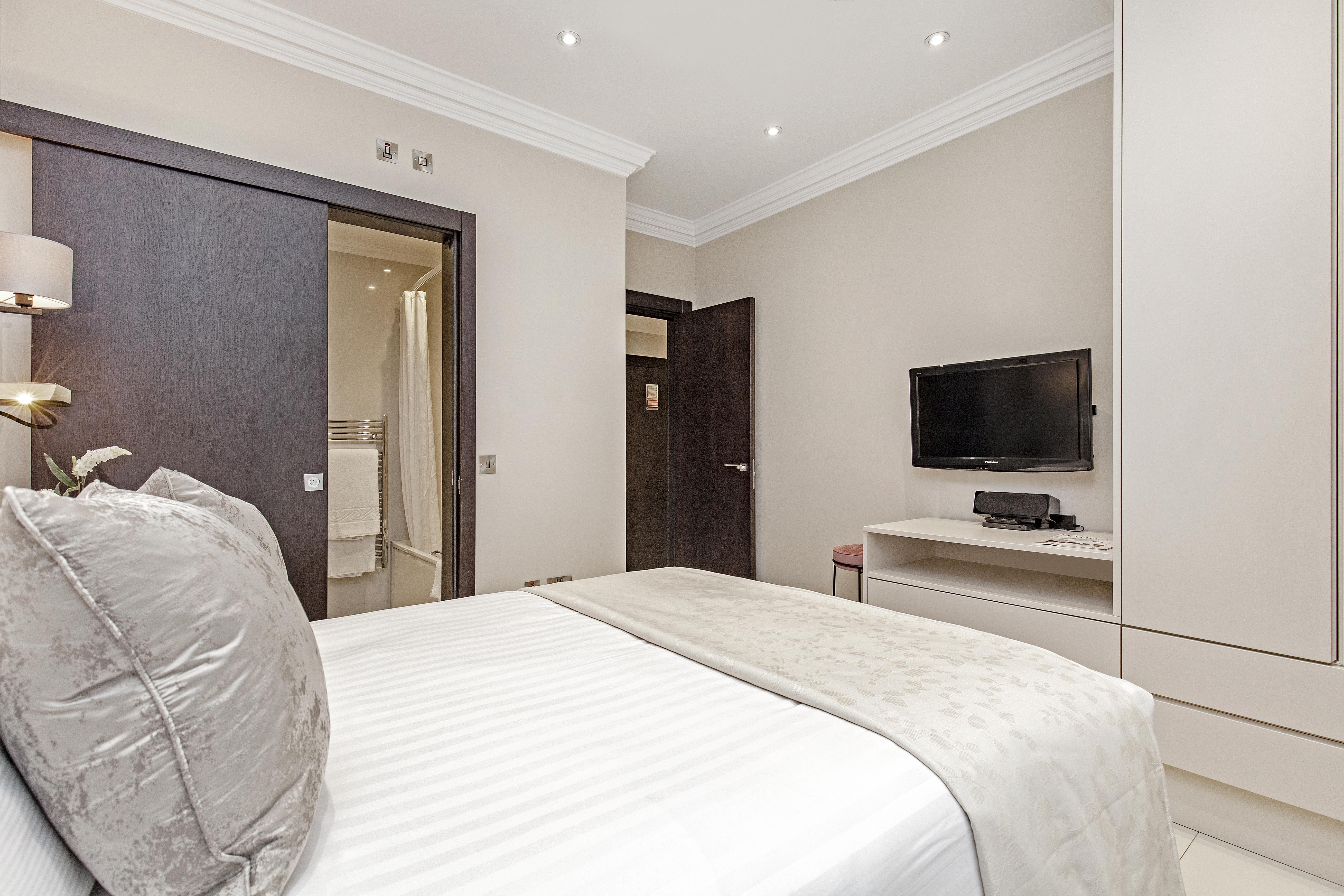 130 Queen's Gate Aparthotel 5*