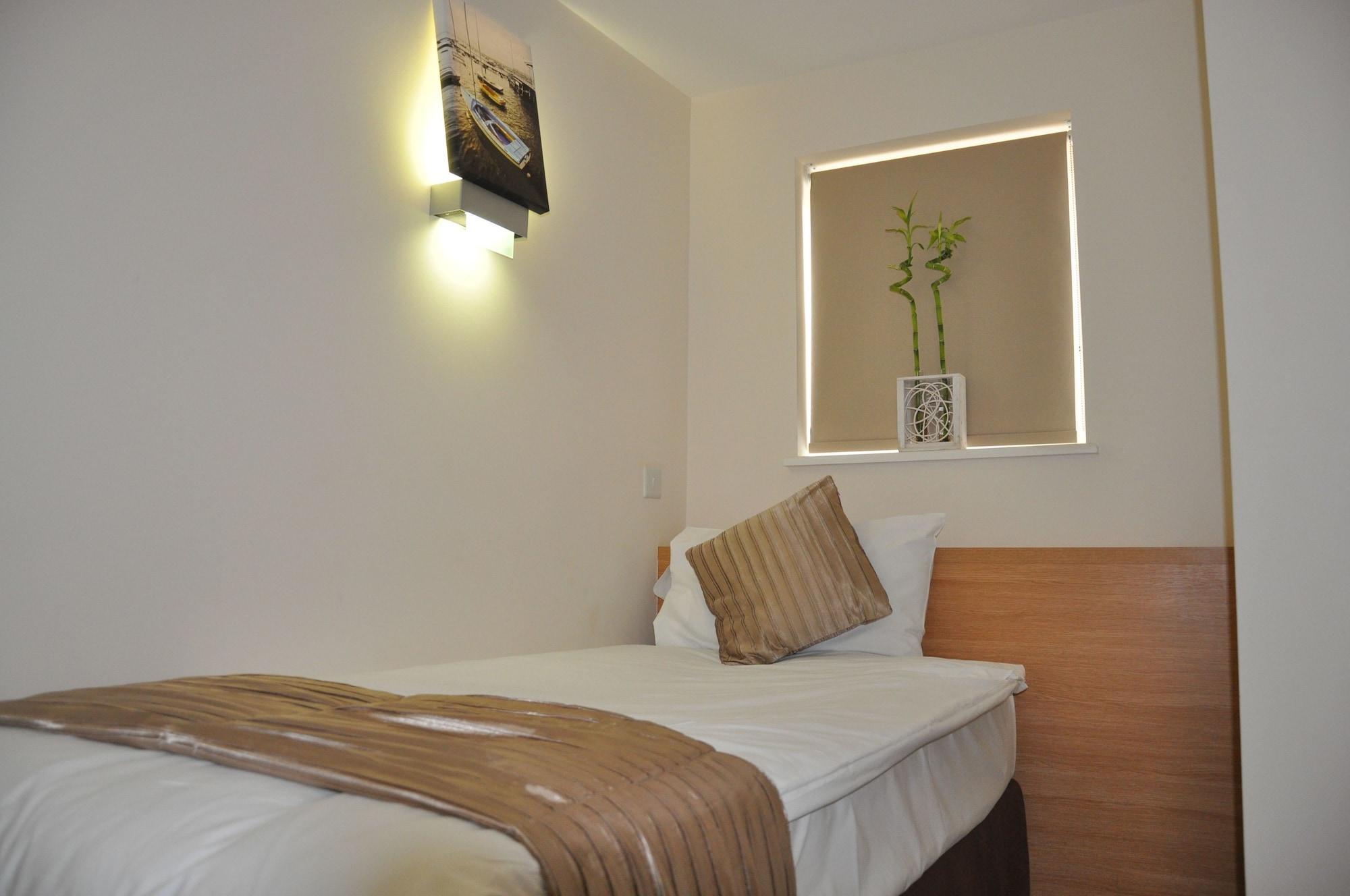 Hotel Queens London