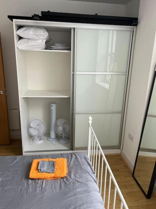 Stunning 2 Bed Flat! Centrally Located In London, Uk! London