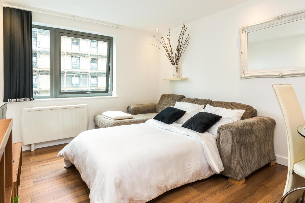 Apartment Fast Internet One Bedroom In Greater London, Id Required