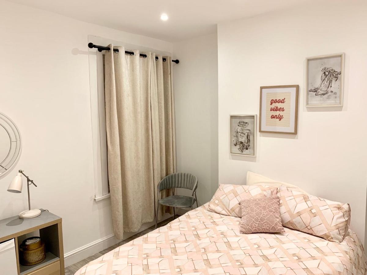Modern 2 Bedroom With Private Garden Near Canary Wharf Apartment *