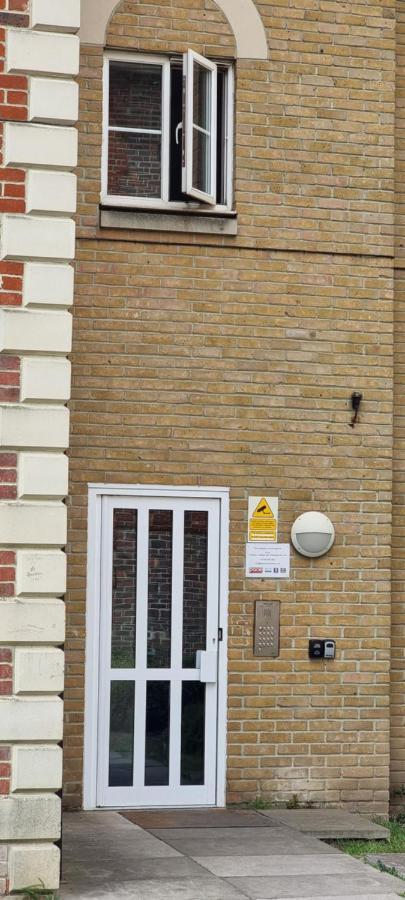 Very Two Bedroom In Apartment *