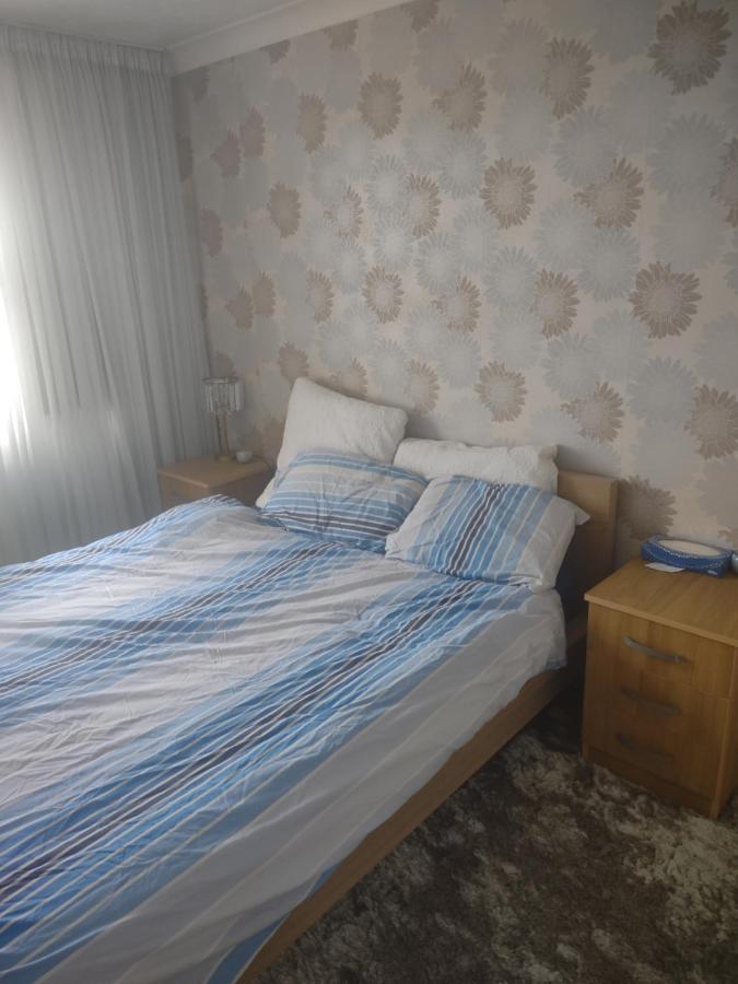 Guest house Quiet And Peaceful Double Bedroom In A Nice House With A Very Large Patio *