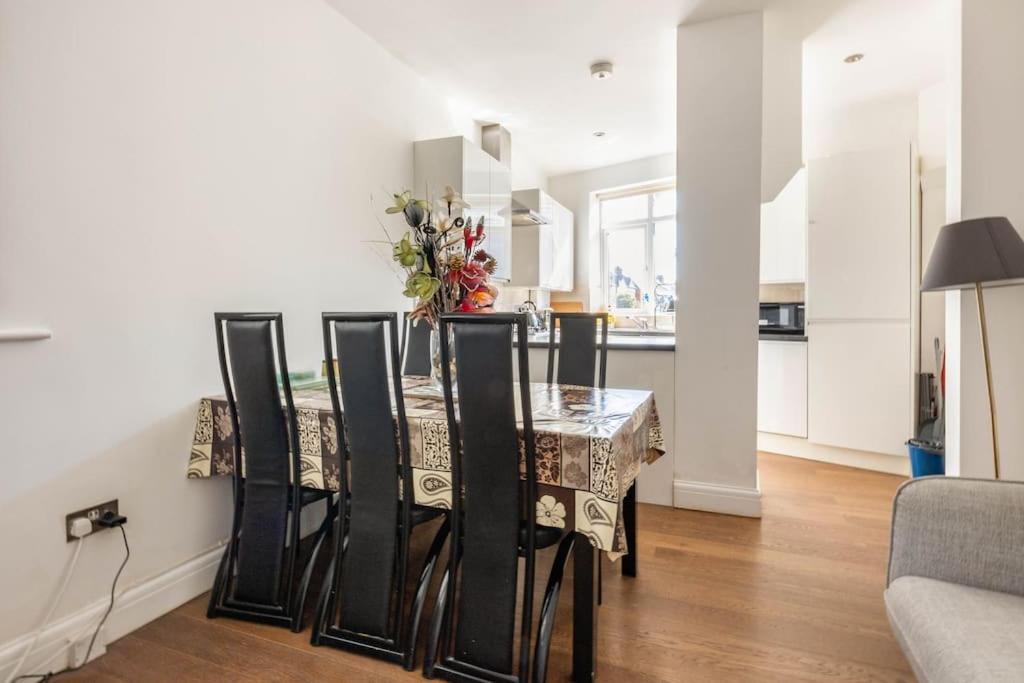 Zone 2 Spacious Two-bedroom With Parking Apartment *