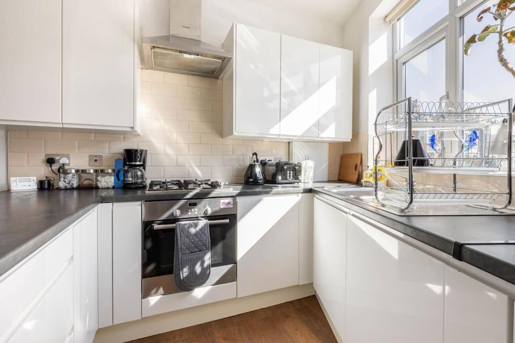 Zone 2 Spacious Two-bedroom With Parking Apartment London