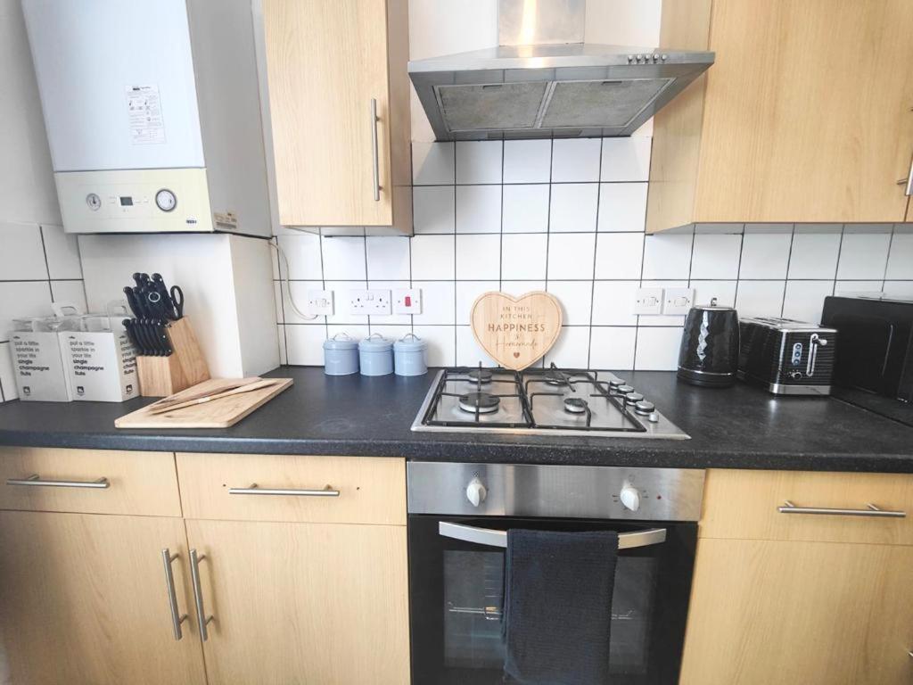 Lovely 3 Bedroom Serviced In Leytonstone Apartamento Londres