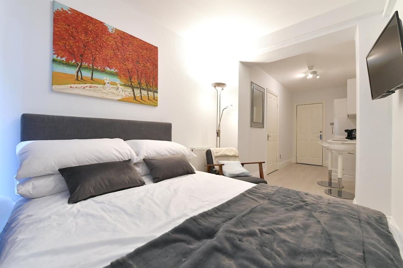Very Close To Line Underground Shepherds Bush And Westfield Newly Refurbished London