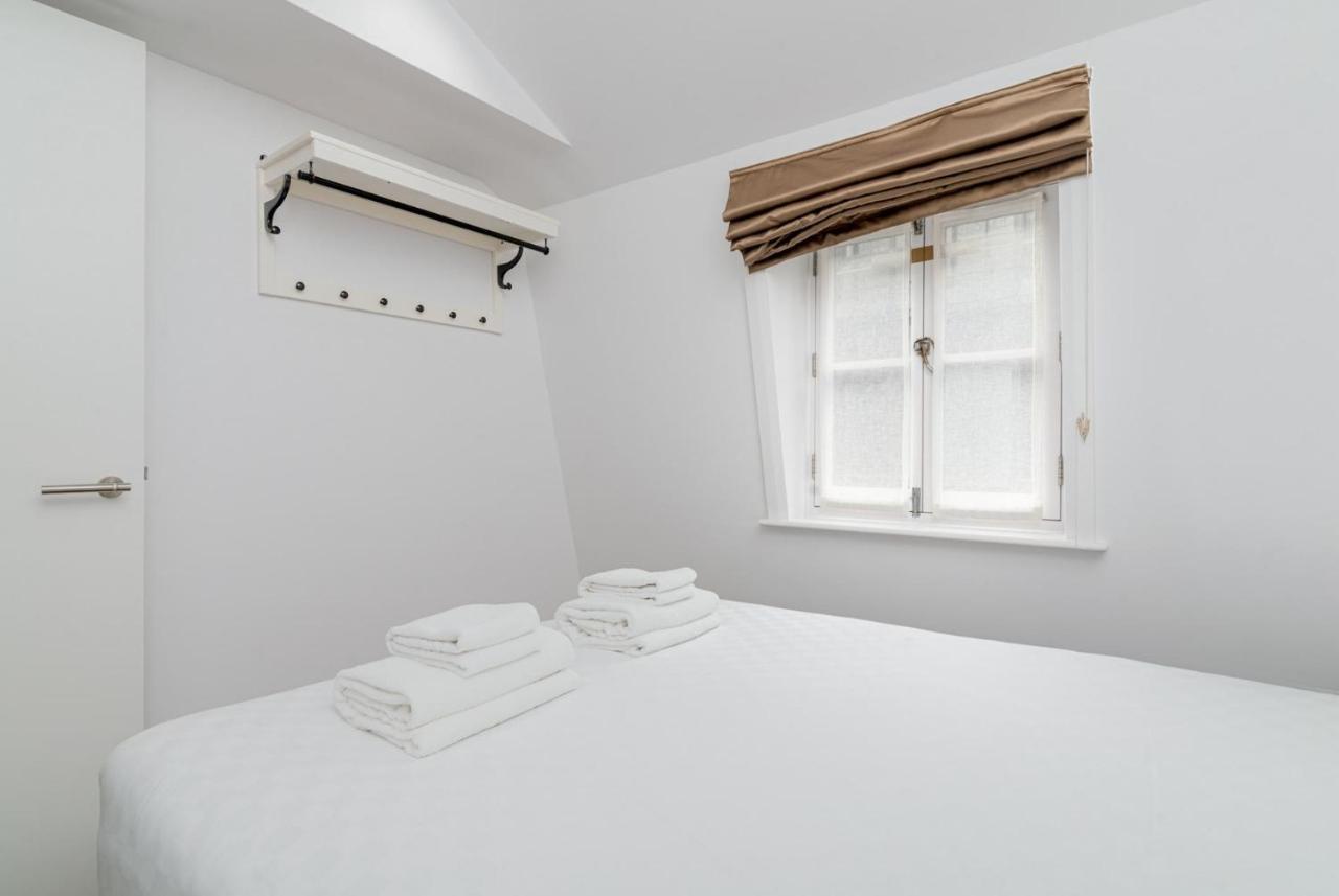 A Stunning Three Bedroom In Mayfair Apartment *