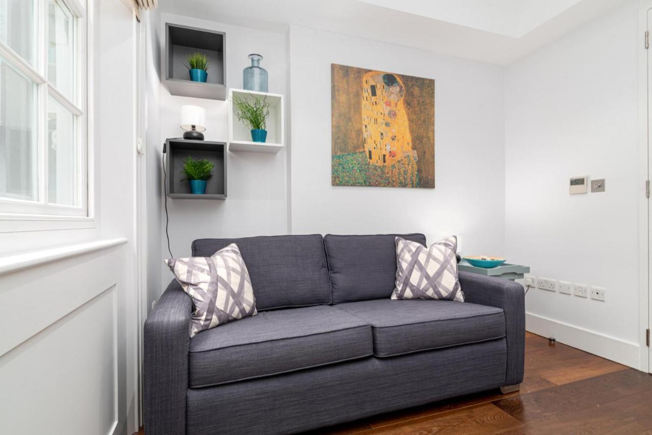 A Stunning Three Bedroom In Mayfair London