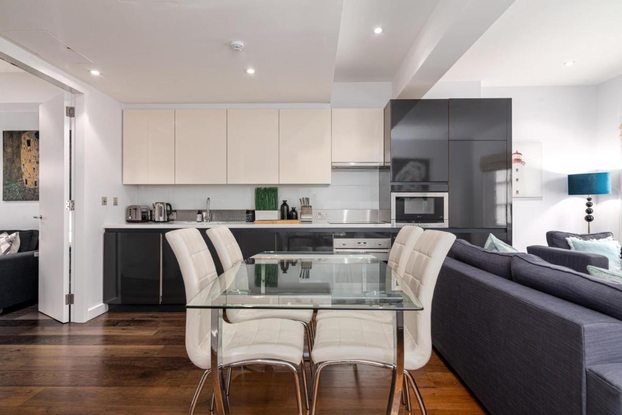 A Stunning Three Bedroom In Mayfair Apartment London