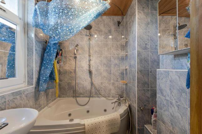 1 Bedroom Flat Close To With Free Parking Arrangement * Londres